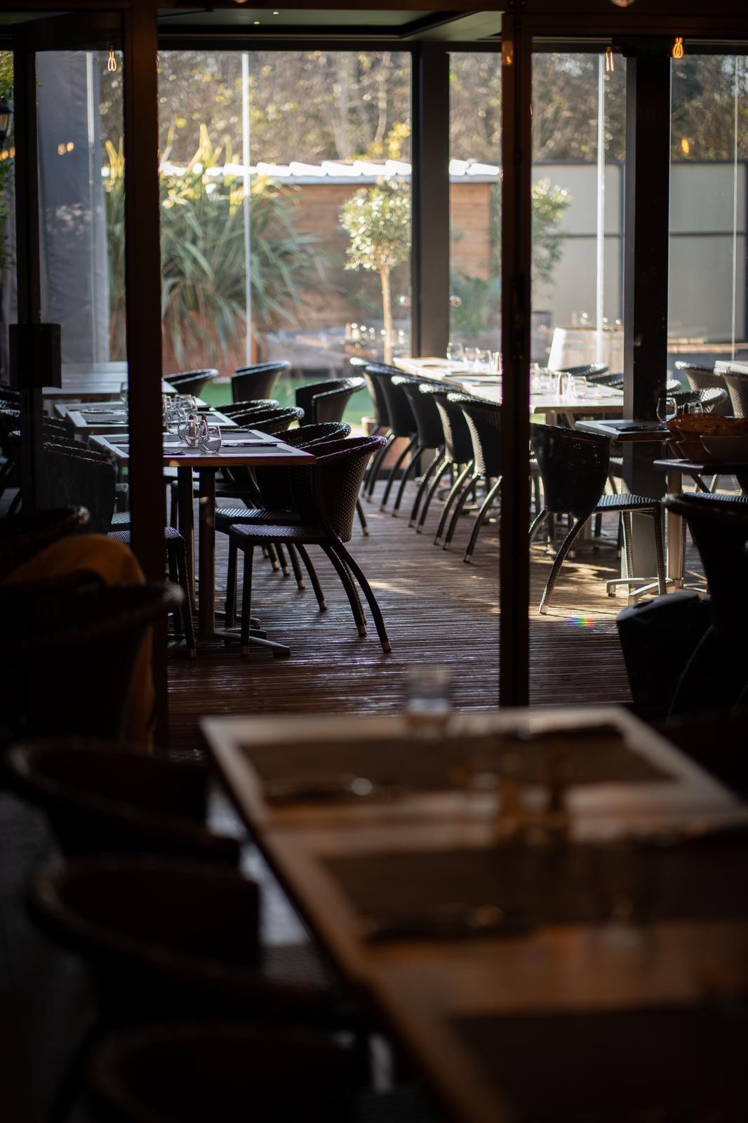 Salle du restaurant vide